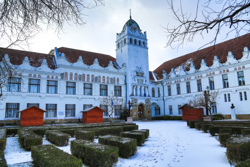 Tél Patakon, a Makovecz téren (Tokaj-Hegyalja Egyetem)
